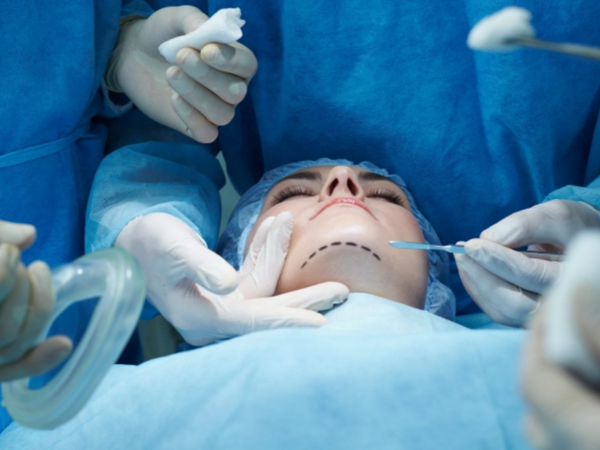 Tanınmış estetik-cərrahdan KÜTLƏVİ ŞİKAYƏT - Əməliyyat etdiyi qadının burnu çürüyür?