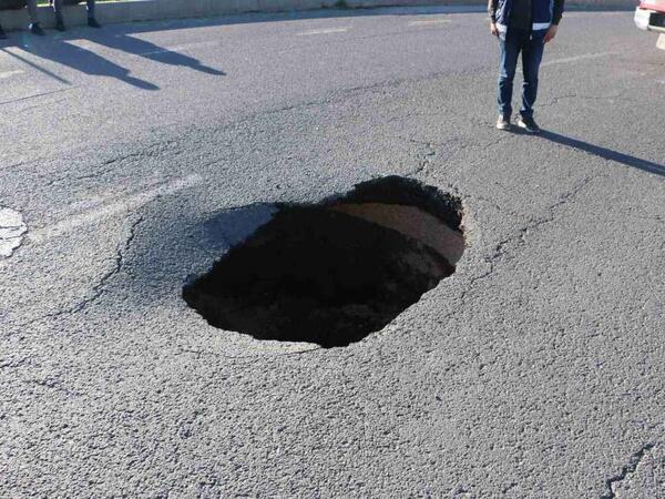 Bakıda bir həftə əvvəl çəkilən asfalt ÇÖKDÜ - <span class="color_red">VİDEO</span>