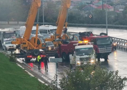 Bakıda təhlükəli qəza - evakuator aşdı, yağ və yanacaq yola dağıldı - <span class="color_red">FOTO</span>