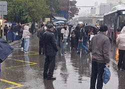 Yağışda avtobus gözləyən sərnişinlərə  AYNA-dan CAVAB