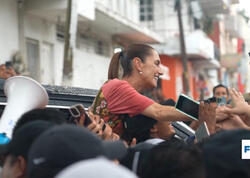 Sərxoş kişi Meksika prezidentini küçədə öpmək istədi - VİDEO - FOTO