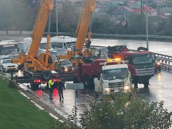 Bakıda təhlükəli qəza - evakuator aşdı, yağ və yanacaq yola dağıldı - <span class="color_red">FOTO</span>
