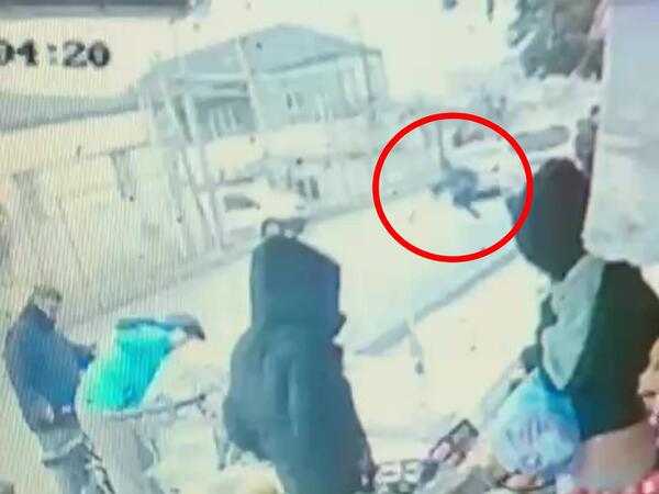 Bakıda yolu qaçaraq keçən məktəblini maşın vurdu - Anbaan görüntülər