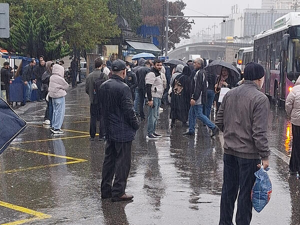 Yağışda avtobus gözləyən sərnişinlərə  AYNA-dan CAVAB