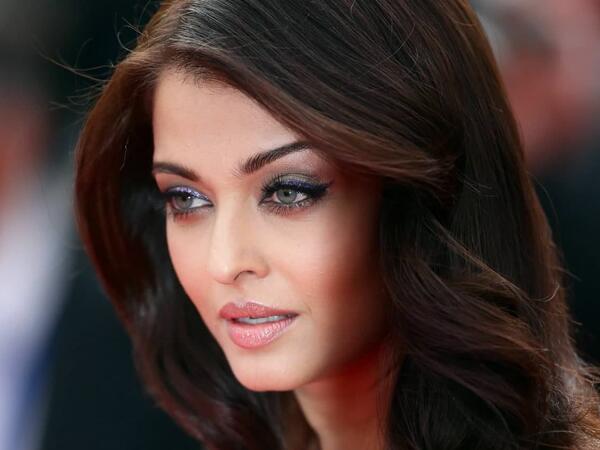 52 yaşlı Ayşvariya Ray gözəlliyi ilə göz qamaşdırdı - <span class="color_red">VİDEO</span>