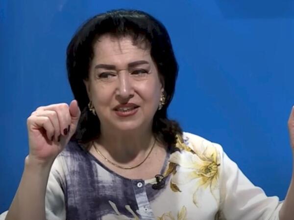 "Atlana-atlana oxuyur, biədəb görünür"