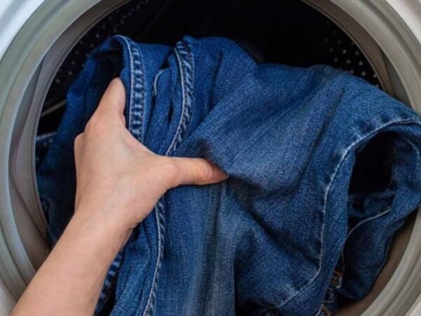Cins şalvarınızı yuymazdan əvvəl bunu edin – illərlə yeni kimi qalsın!