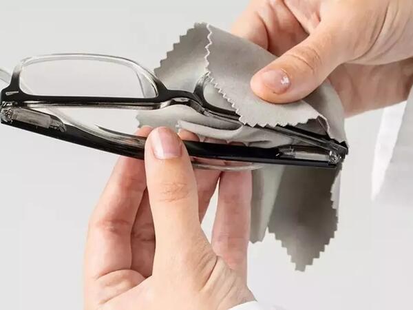 Eynək şüşəsini təmizləməyin ən asan yolu