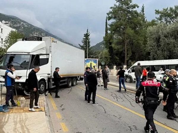 Türkiyədə məktəb avtobusu ilə yük maşını toqquşdu: Yaralananlar var - <span class="color_red">FOTO</span>