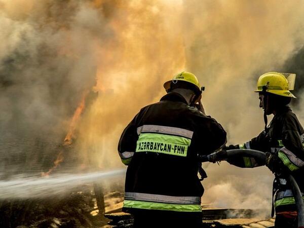 Bakıda binanın qarajında iki maşın yandı - Zəhərlənənlər var
