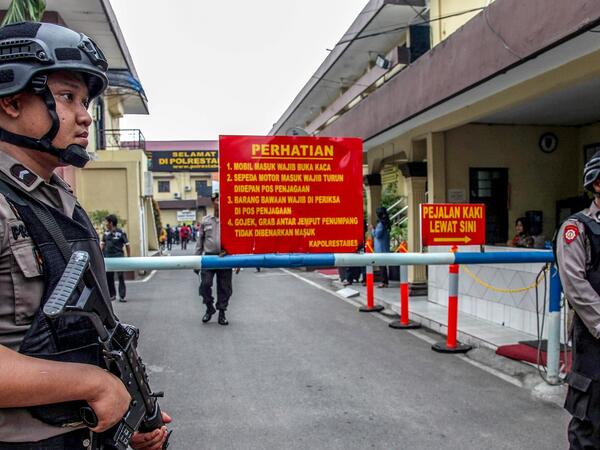 İndoneziyada Cümə namazı zamanı partlayış - 54 nəfər xəsarət alıb