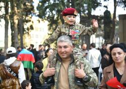 Vətən Müharibəsindəki Zəfərin 5 illiyinə həsr olunan hərbi paradla bağlı əhali Azadlıq meydanına toplaşır - FOTO