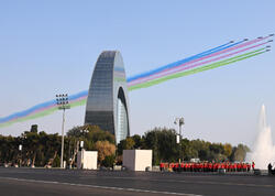 Bu ölkələrin rəsmiləri də paradı izlədi