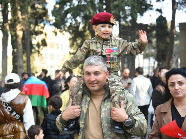 Vətən Müharibəsindəki Zəfərin 5 illiyinə həsr olunan hərbi paradla bağlı əhali Azadlıq meydanına toplaşır - FOTO