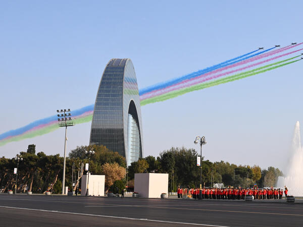 Bu ölkələrin rəsmiləri də paradı izlədi