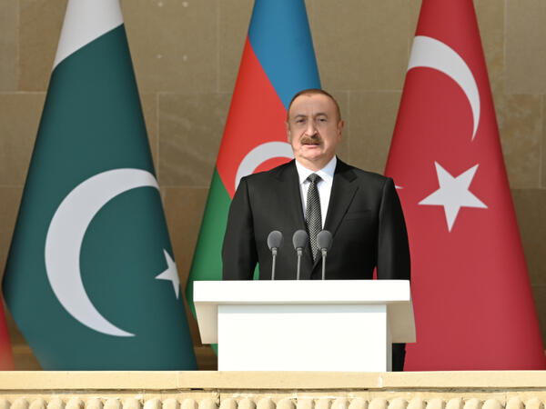 İlham Əliyev: Pakistan hərbçilərinin paradda iştirakı Azərbaycan, Türkiyə, Pakistan xalqlarının, ordularının birliyinin təzahürüdür