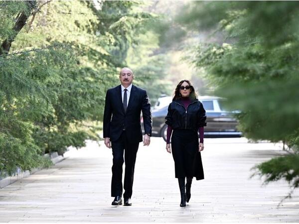 Prezident və birinci xanım Mehriban Əliyeva Ulu Öndər Heydər Əliyevin məzarını ziyarət ediblər