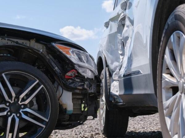 Biləsuvarda iki maşın toqquşdu - Xəsarət alanlar var