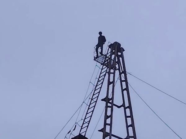 Bakıda qülləyə çıxan 18 yaşlı gənc belə xilas edildi - <span class="color_red">ANBAAN VİDEO</span>