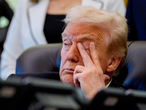 Trampı tədbirdə yuxu tutdu - FOTO