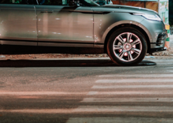 Anasının &quot;Range Rover&quot;ini qaçırıb 12 yaşlı sevgilisini gəzdirdi - <span class="color_red">VİDEO</span>