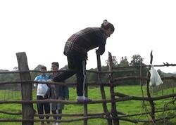 Sakinlər öz evlərinə hasarı aşaraq girirlər