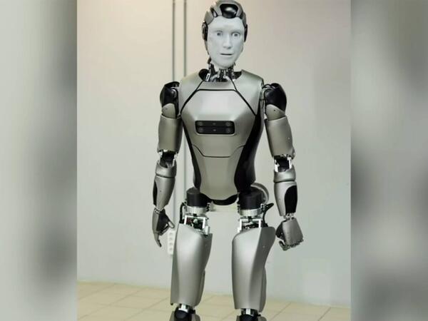 Rusiya ilk yerli robotunu hazırladı - Banklarda işlədəcəklər