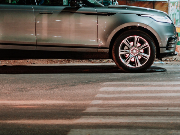 Anasının &quot;Range Rover&quot;ini qaçırıb 12 yaşlı sevgilisini gəzdirdi - <span class="color_red">VİDEO</span>