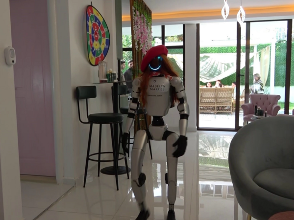 Çindən gələn robot gözəllik salonunda işə başladı - VİDEO