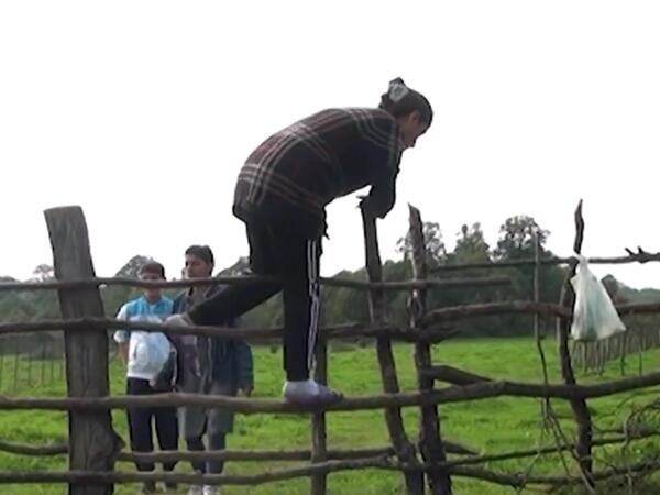 Sakinlər öz evlərinə hasarı aşaraq girirlər