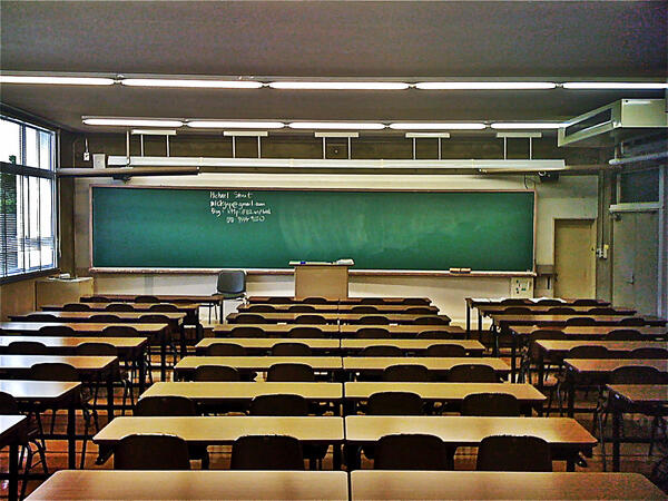 Müsəlman olduğuna görə şagird məktəbdə DÖYÜLDÜ - <span class="color_red">VİDEO</span>