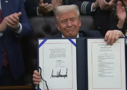 Tramp qanun imzaladı - 43 gün sonra yenidən fəaliyyətə başladı