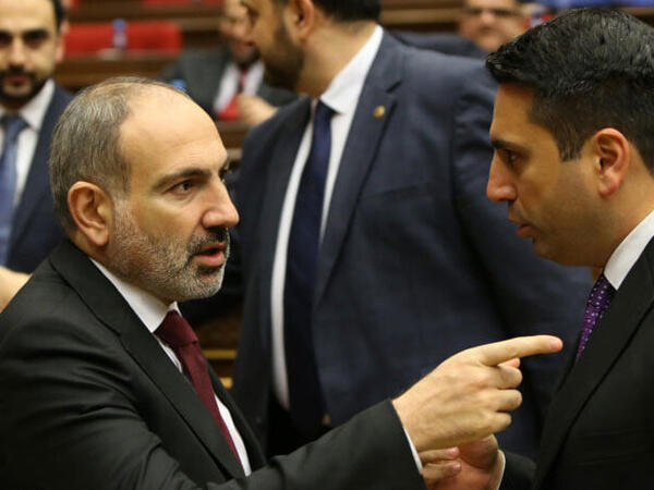 Ermənistan parlamentində qalmaqal - Paşinyan iclası tərk etdi - <span class="color_red">VİDEO</span>