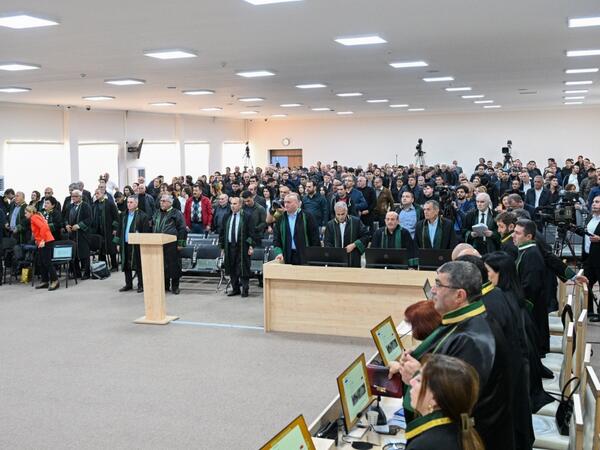 Məhkəmədə təqsirləndirilən şəxslərin cəzalandırılmasına dair prokurorların təklifləri səsləndirilib