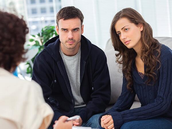 &quot;Eyni evdə yaşayıb, fərqli dünyalarda yaşayan cütlüklər çoxalıb” - Mütəxəsisdən XƏBƏRDARLIQ