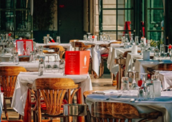 Bakıda müğənni restoranda sevgilisini döydü