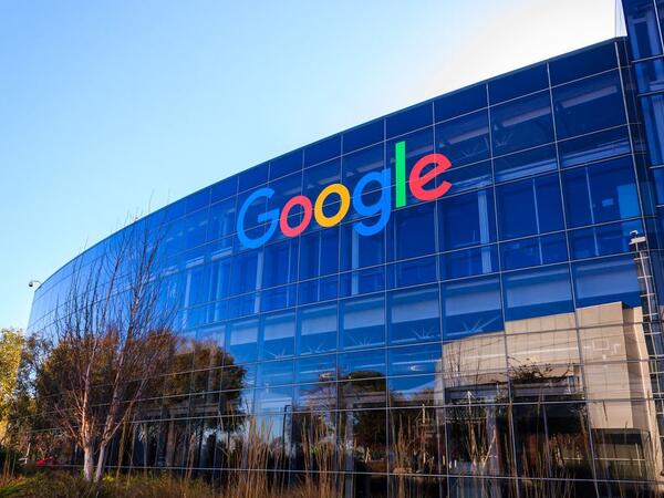&quot;Google&quot; istifadəçilərini izləməkdə ittiham olunur