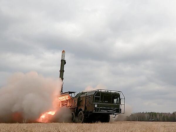 Kiyevə atılan raket qəlpələri Azərbaycan səfirliyinin binasına düşdü