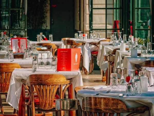 Bakıda müğənni restoranda sevgilisini döydü