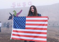 Van Dammın gəlini Amerika bayrağı ilə Şuşada - FOTO