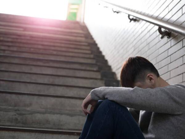 &quot;Burada oturmayın, camaat narahat olur&quot; deyib bıçaqladı