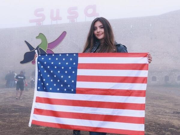 Van Dammın gəlini Amerika bayrağı ilə Şuşada - FOTO