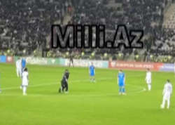 Fransa-Azərbaycan oyunu zamanı meydançaya daxil oldu -  Oyun dayandl - <span class="color_red">VİDEO</span>