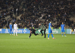 Fransa-Azərbaycan oyunu zamanı meydançaya daxil oldu -  Oyun dayandı - <span class="color_red">VİDEO</span>