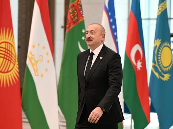 İlham Əliyev Daşkənddəki Konqres Mərkəzinə gedib - FOTO