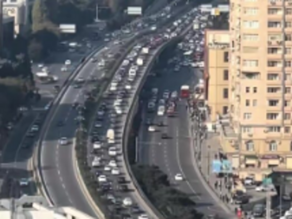 Yeni zolağa görə həftəsonu kilometrlərlə tıxac yarandı - VİDEO