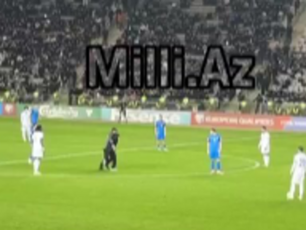 Fransa-Azərbaycan oyunu zamanı meydançaya daxil oldu -  Oyun dayandl - <span class="color_red">VİDEO</span>