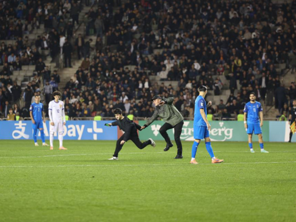 Fransa-Azərbaycan oyunu zamanı meydançaya daxil oldu -  Oyun dayandı - <span class="color_red">VİDEO</span>