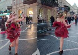 Bakının mərkəzində qəribə geyimdə gəzən qız kimdir? - VİDEO