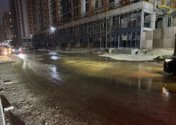 Şəhərin mərkəzində su xətti partladı - böyük gölməçə yarandı - <span class="color_red">VİDEO - FOTO</span>